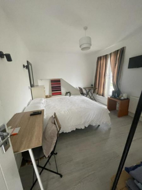 Private Bright Bedroom with Ensuite River View